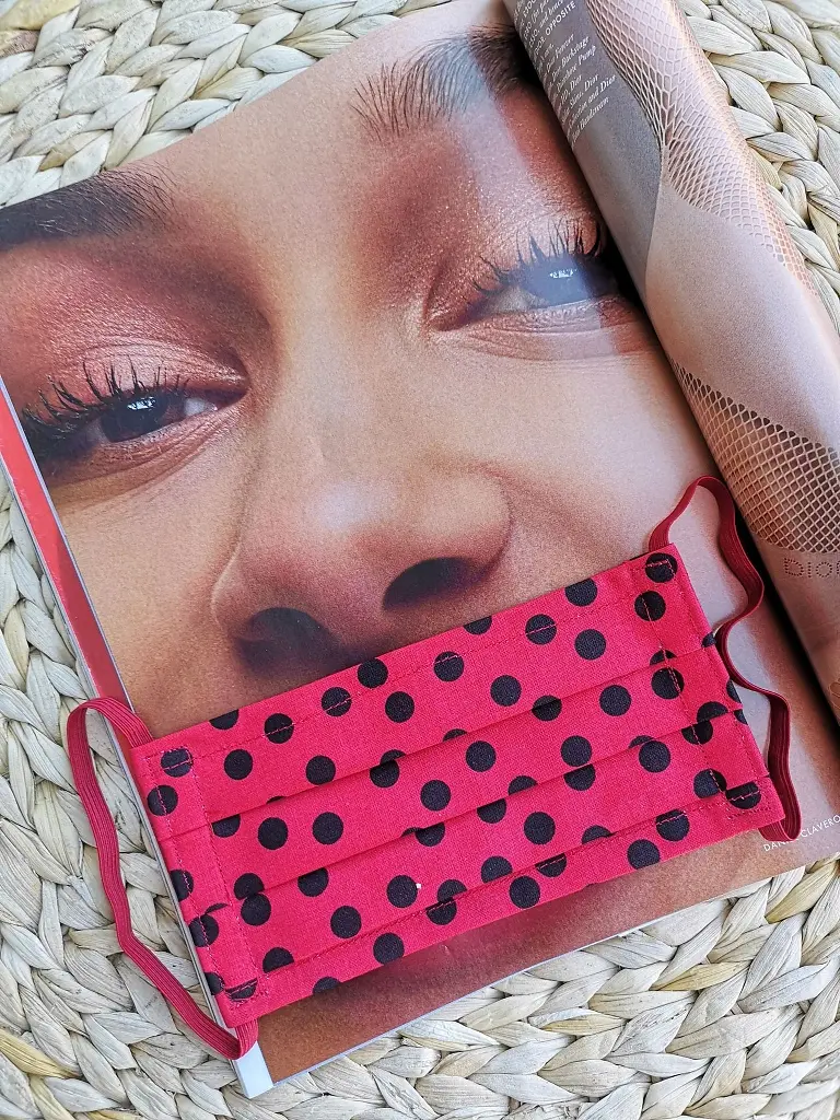 Piros maszk fekete pontokkal 100% pamut