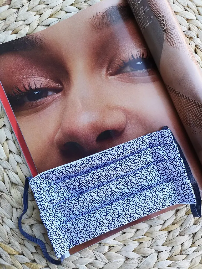 Fehér maszk  sötétkék mintával 100% pamut