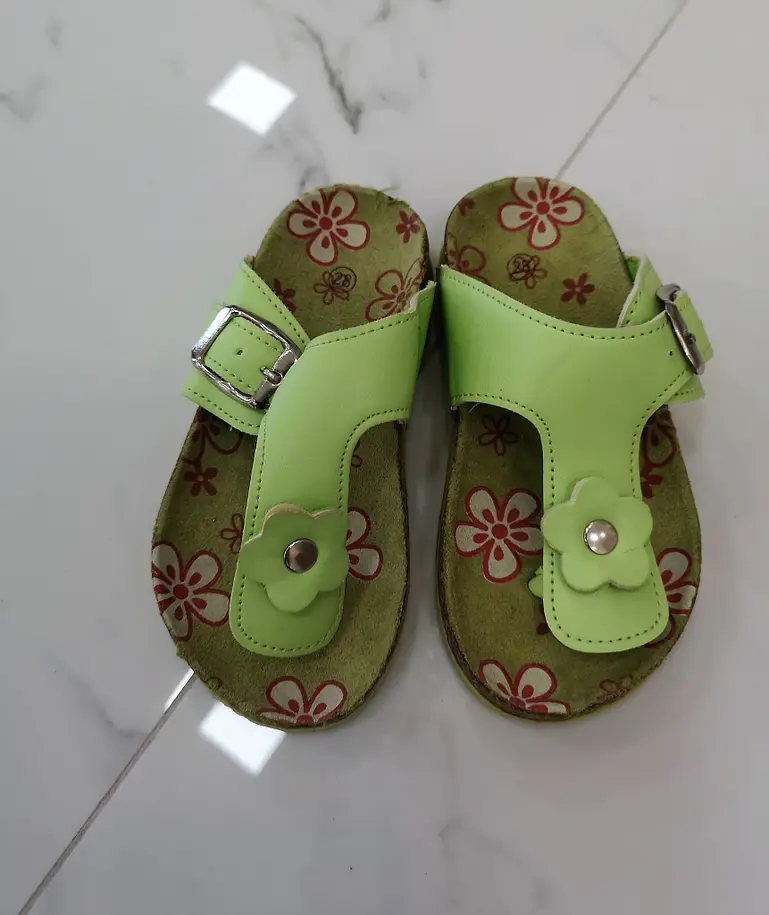 Lányos papucs virágokkal