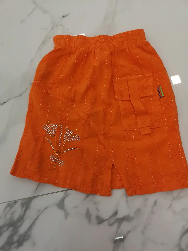 Lányos narancssárga szoknya