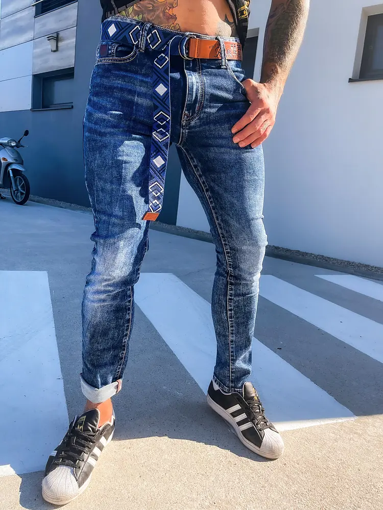 Stílusos férfi farmernadrág övvel