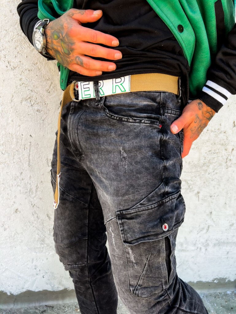 Stílusos férfi farmernadrág övvel - next