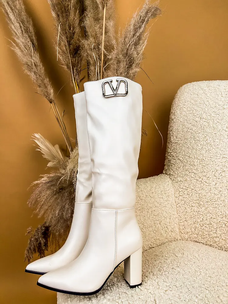 Elegáns bézs színű magasszárú csizma NENA