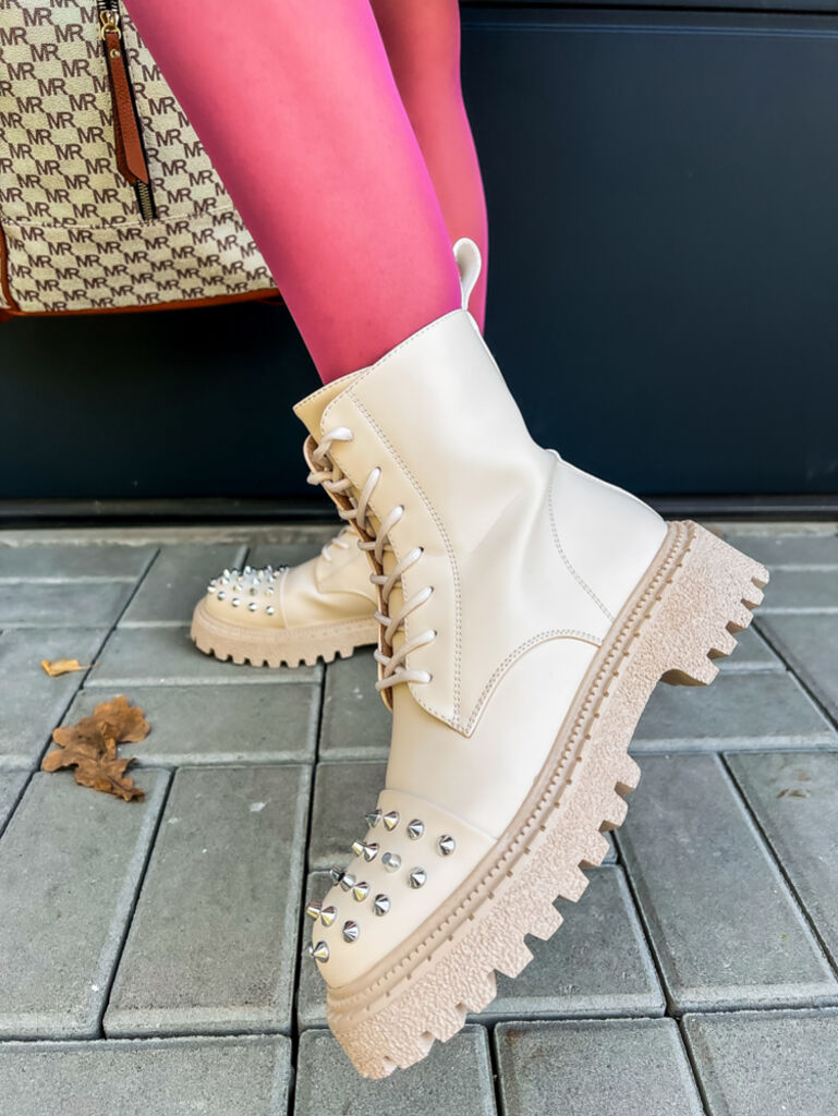 Szegecsekkel díszített bokacsizma EMALINE