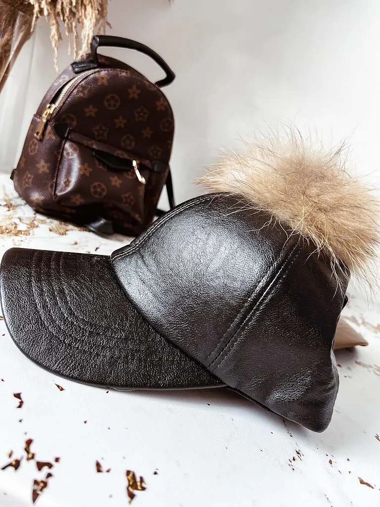 Műbőr gombócos sildes sapka