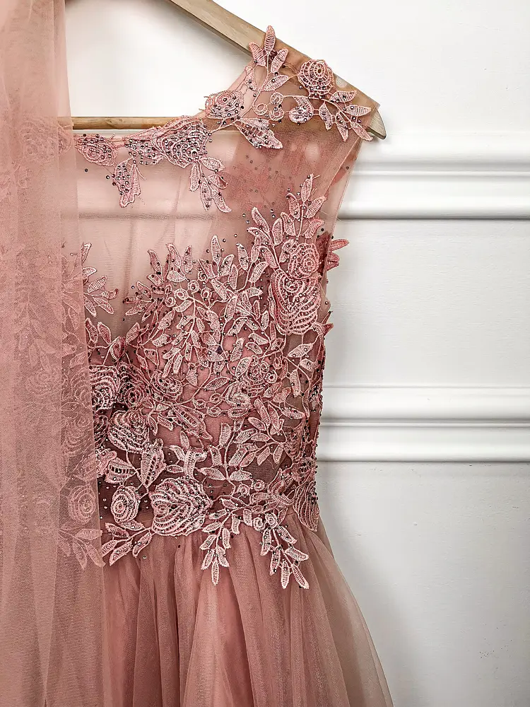 Rózsaszín alkalmi ruha ROWIA - next