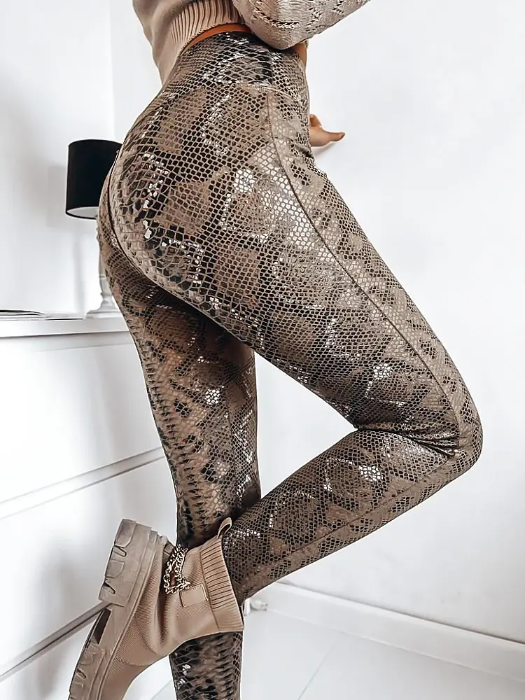 Kígyómintás bélelt műbőr leggings 