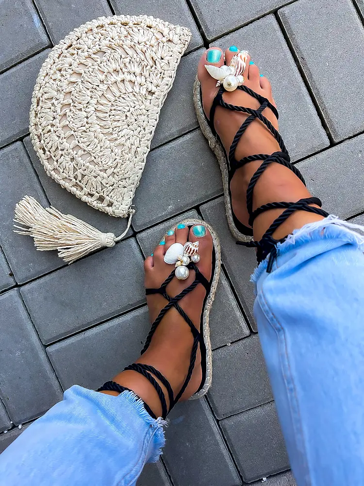 Felkötős szandál MINDYNA - next