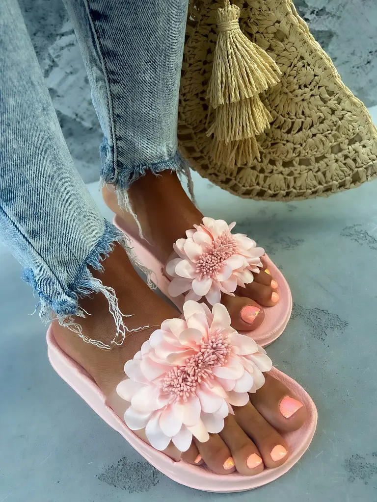 Virággal díszített gumis papucs ROSALY