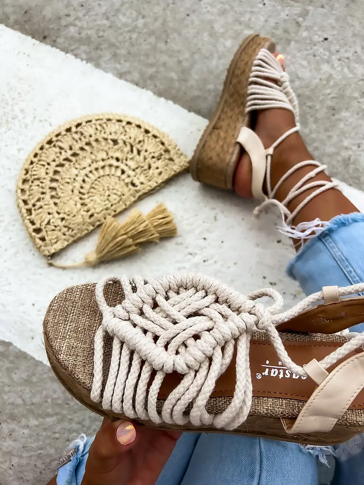 Pillekönnyű platformos szandál MARGO - next