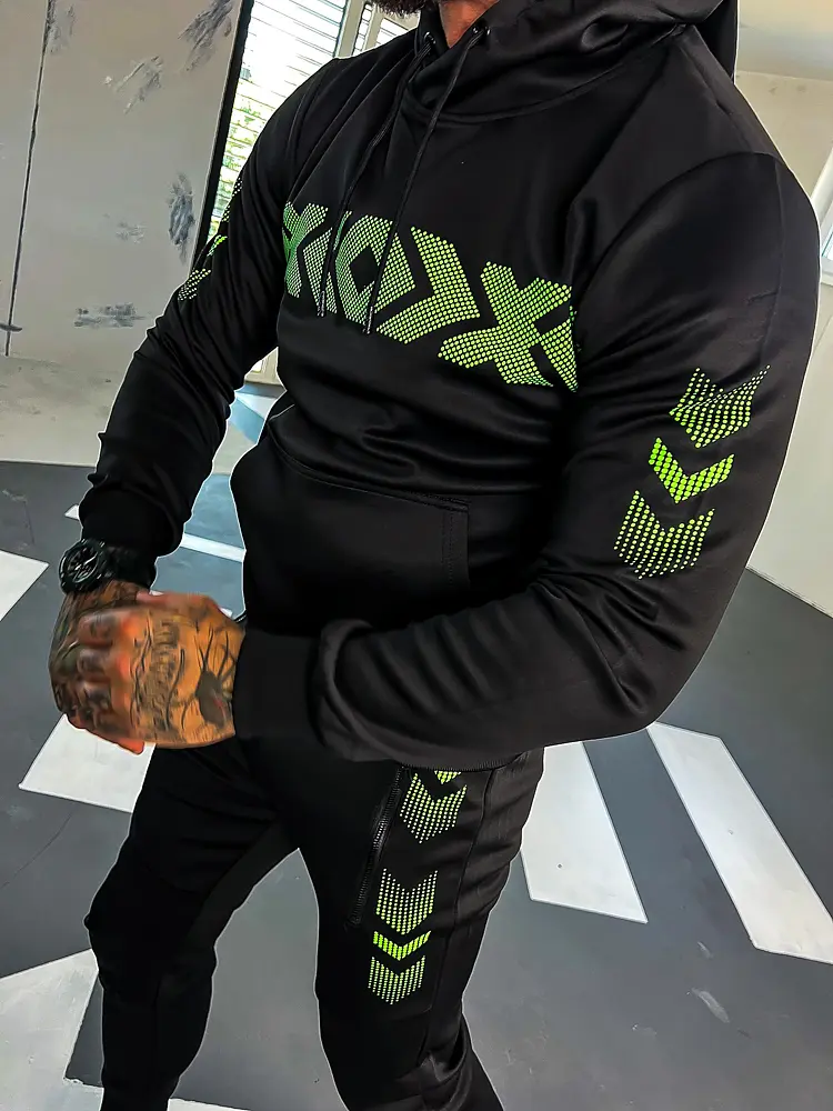 Kapucnis férfi sportegyüttes