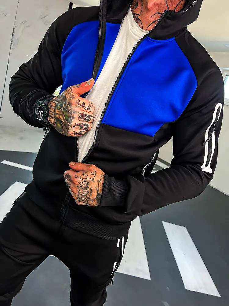 Kapucnis férfi sportegyüttes