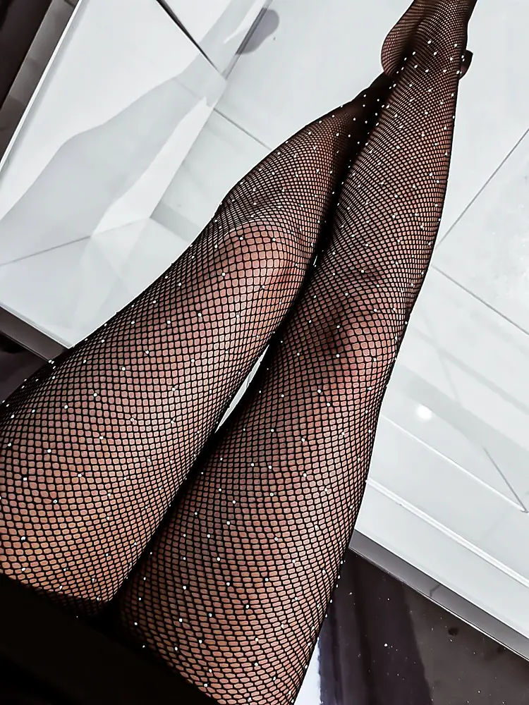 Kövekkel díszített fekete harisnyanadrág