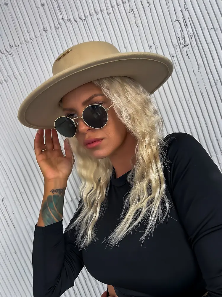 Női kalap arany színű díszekkel - next