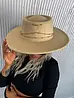 Női kalap arany színű díszekkel