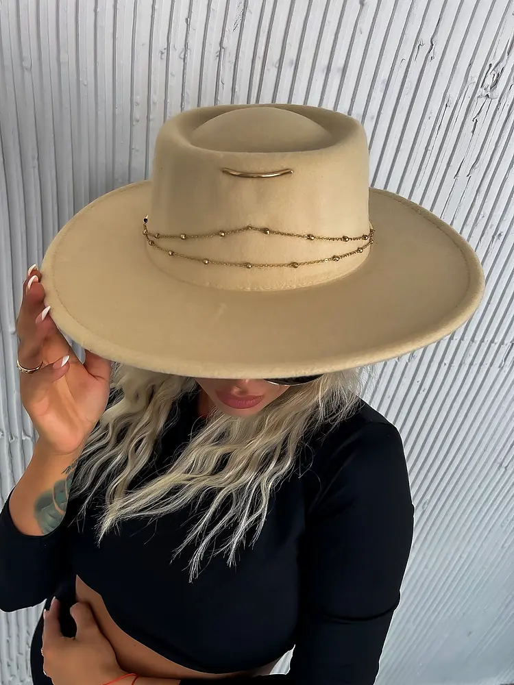 Női kalap arany színű díszekkel