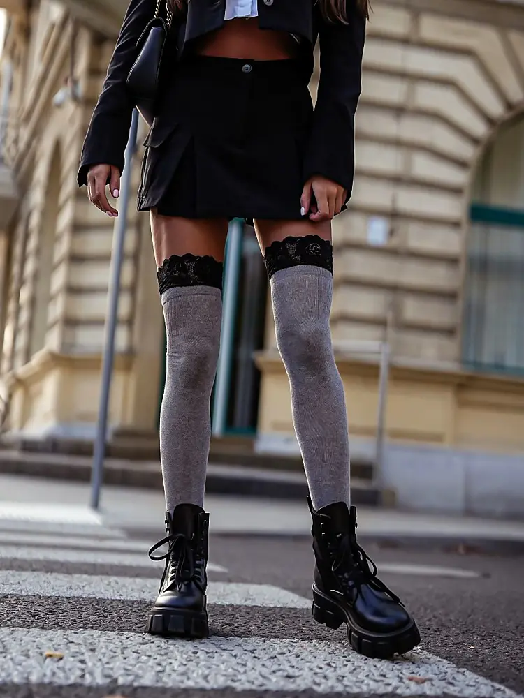 Térd feletti zokni csipkével BEA