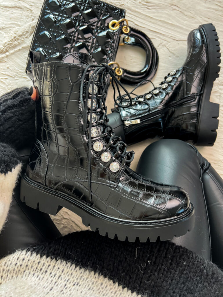 Fűzős bokacsizma CARMELY