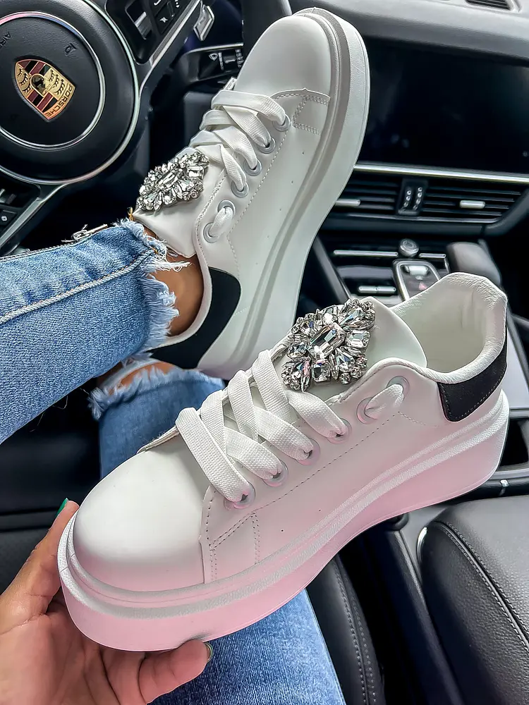 Kövekkel díszített sportcipő MARGY