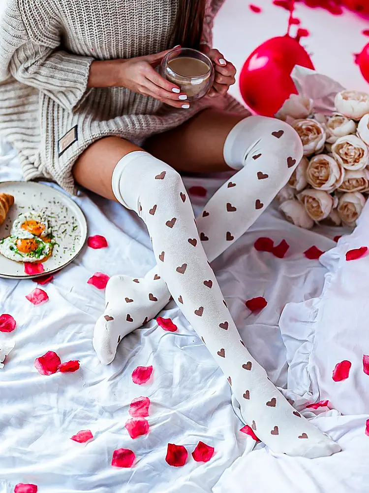 Fehér térd feletti zokni LOVE+