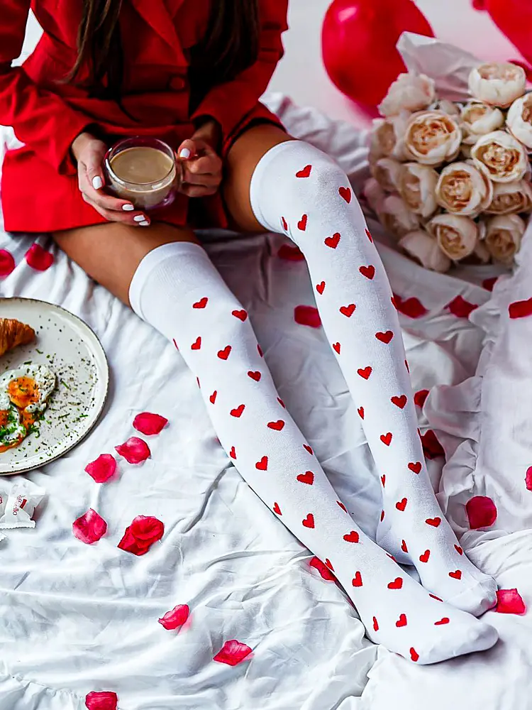 Fehér térd feletti zokni LOVE