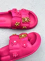 Mackókkal díszített gumis papucs MAGGIE