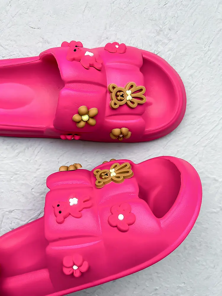 Mackókkal díszített gumis papucs MAGGIE