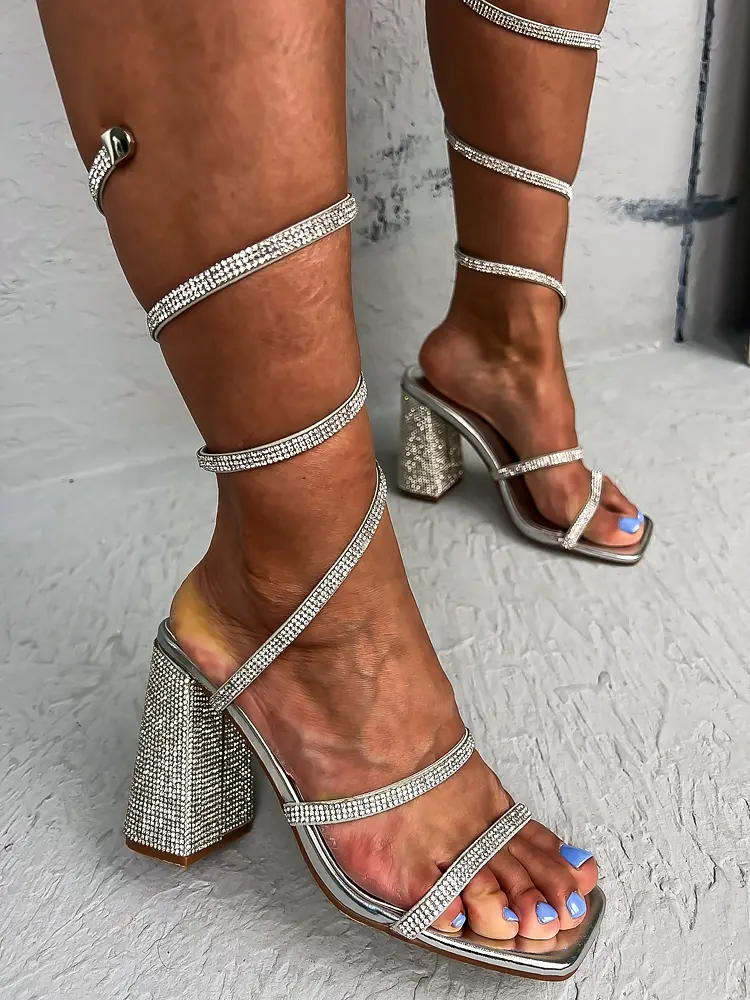 Kövecskékkel díszített elegáns szandál WILLOW