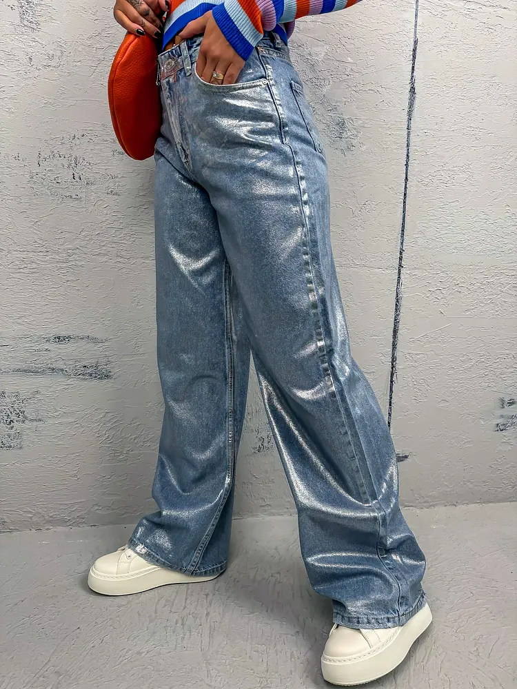 Ezüst fémes fényű wide-leg farmer 