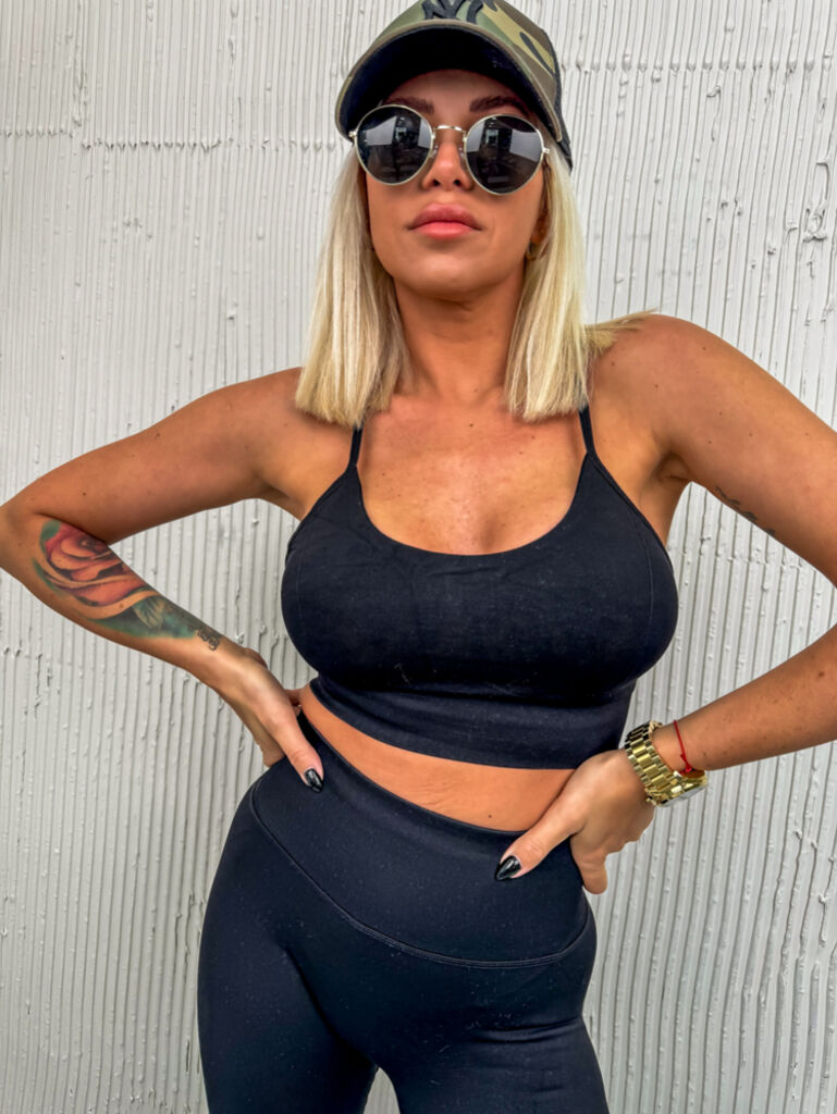 Fekete sportos crop-top - next