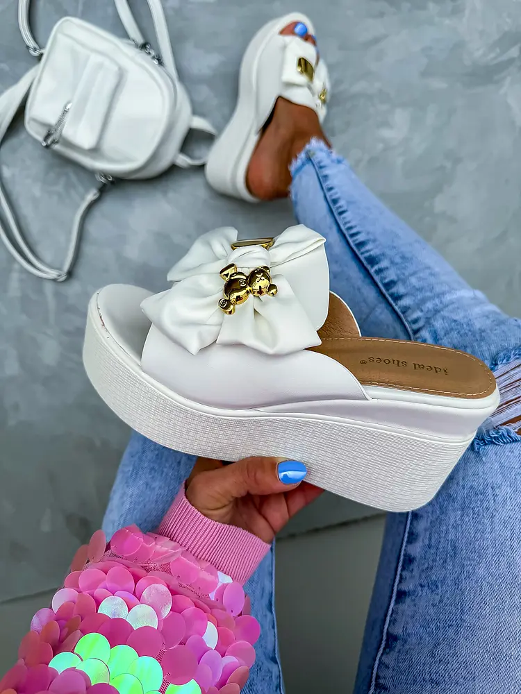 Platformos papucs arany színű dísszel ENOLA