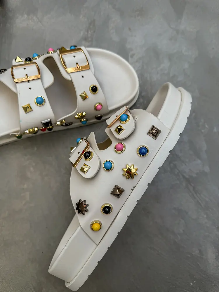 Papucs színes díszekkel RAVYN