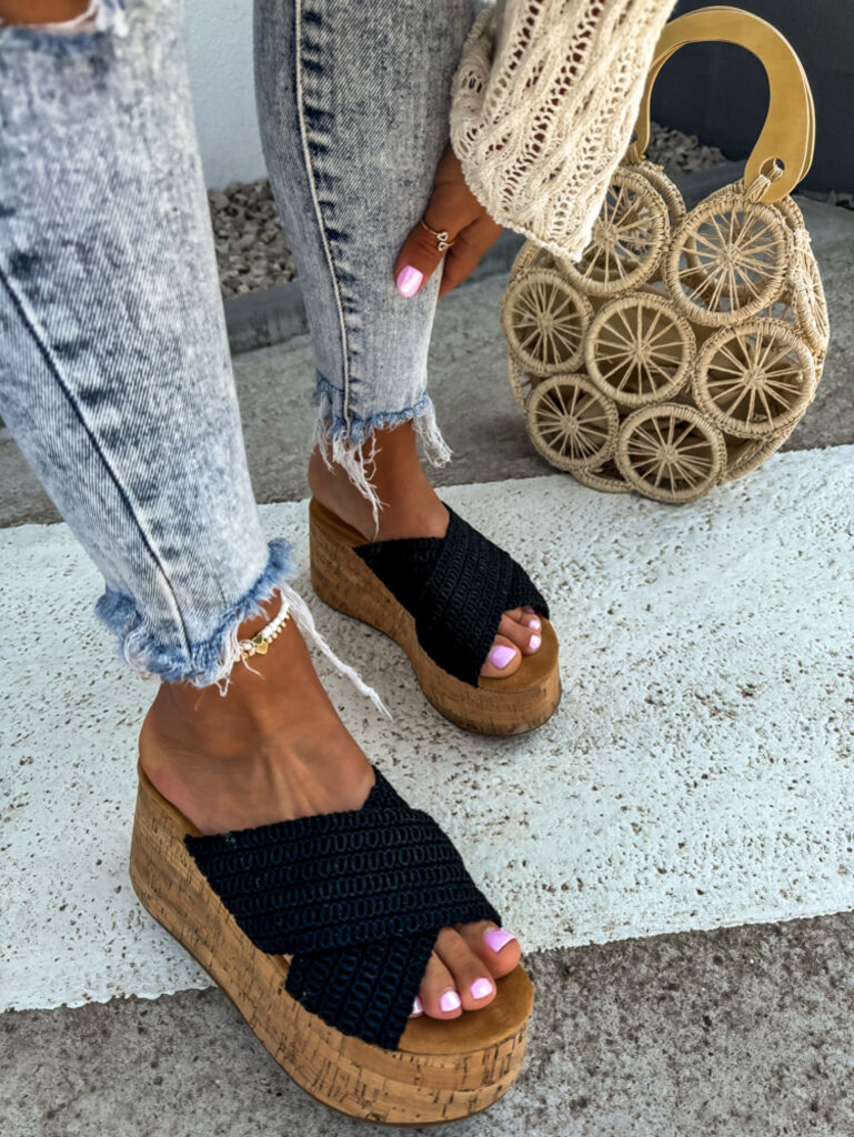 Fekete platform papucs DAMARI