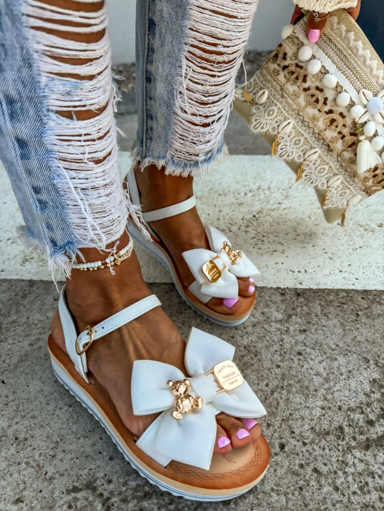 Fehér szandál arany színű dísszel CARSIE - next