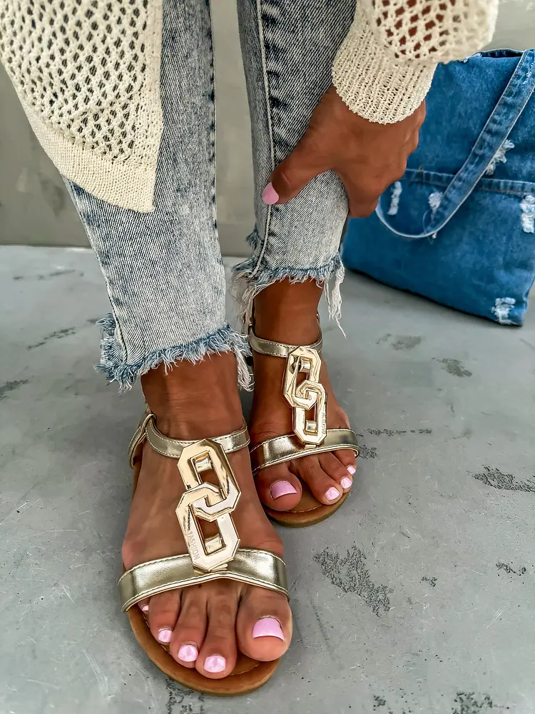 Női szandál arany színű dísszel JOLENE