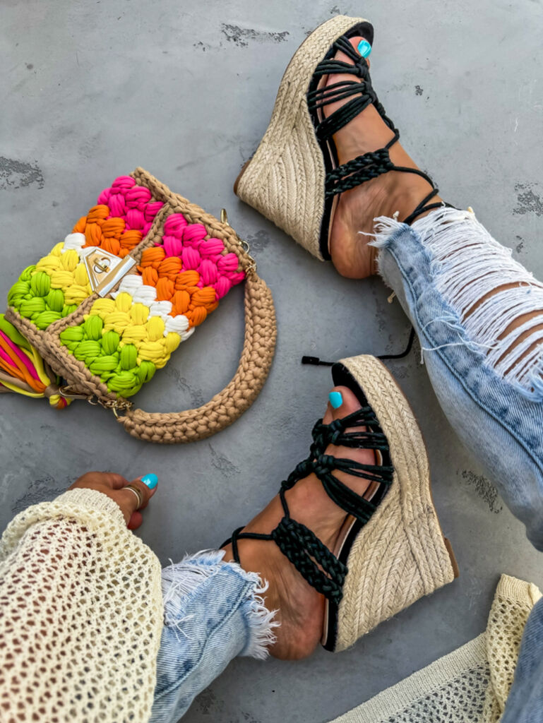 Platformos felkötős szandál FEMIE