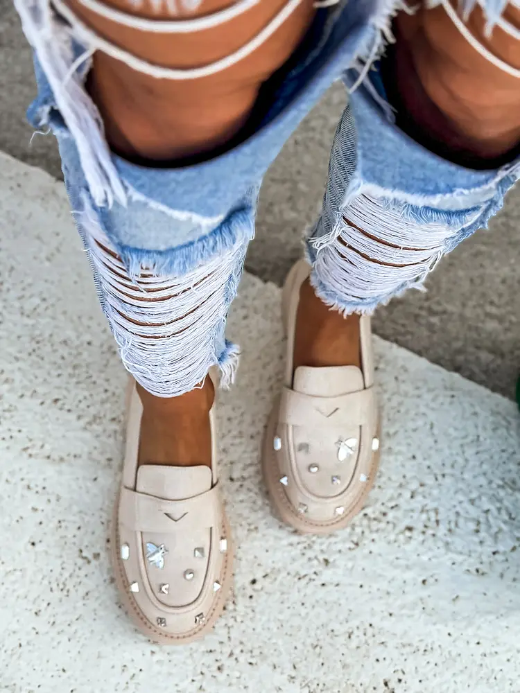 Bézs mokaszín ezüst színű dísszel AUBREY - next