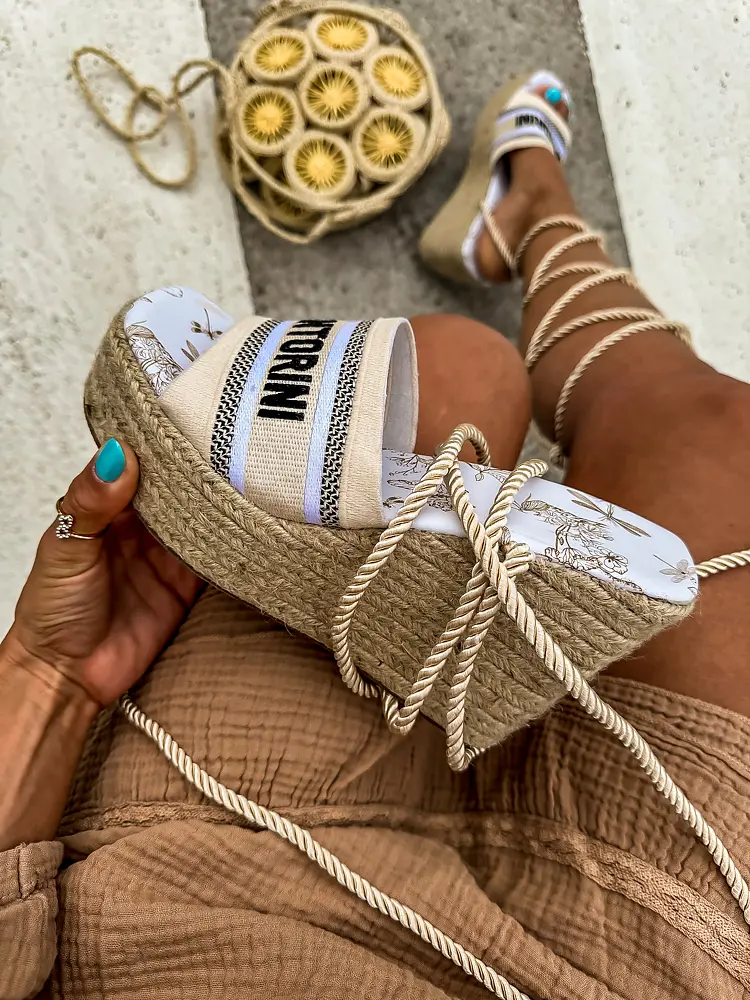 Felkötős platform szandál CRISTINA