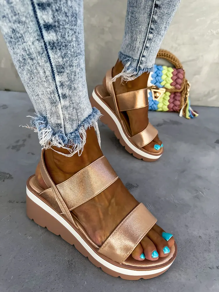 Pezsgőszín magas talpú szandál KARENA - next