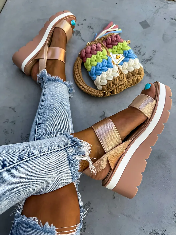 Pezsgőszín magas talpú szandál KARENA