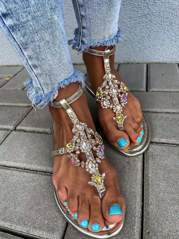 Kövekkel díszített arany színű szandál PENNY