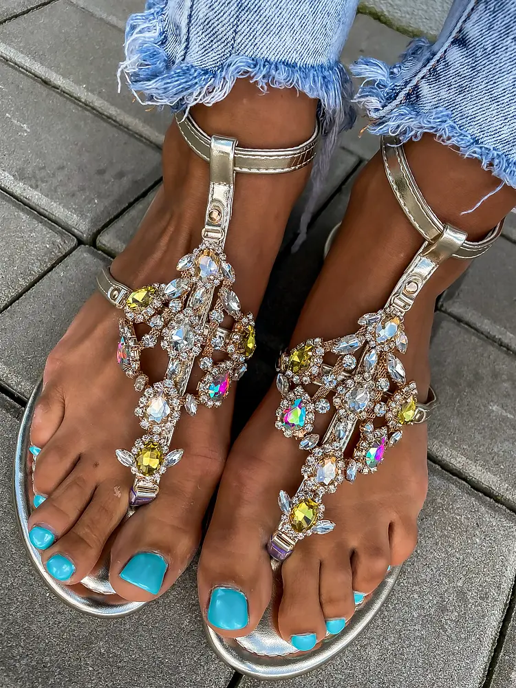 Kövekkel díszített arany színű szandál PENNY - next