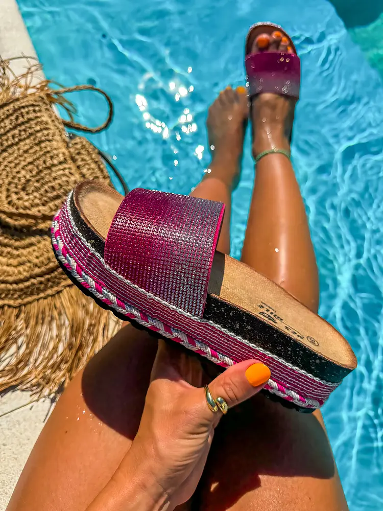 Kövecskékkel díszített papucs KAROLINE