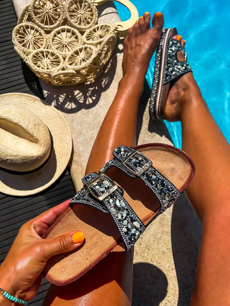 Kövekkel díszített papucs CORABEL - next