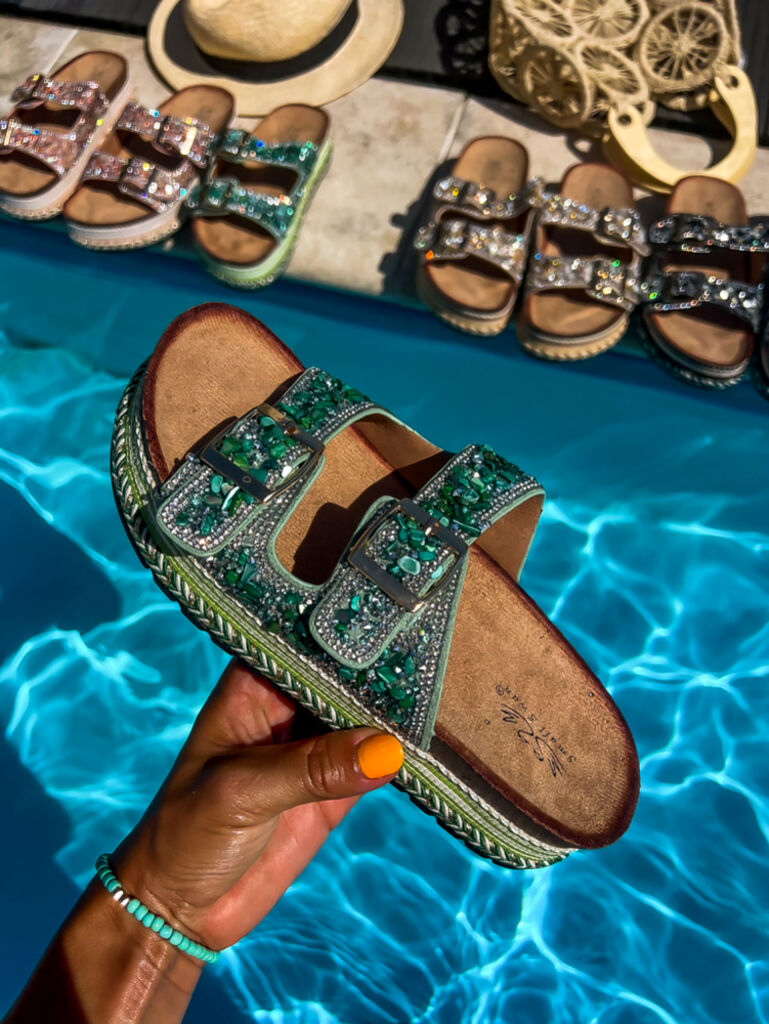 Kövekkel díszített papucs CORABEL - next