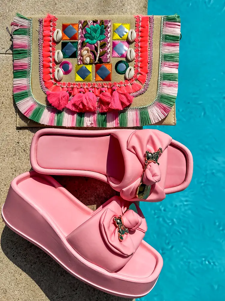 Platformos papucs arany színű dísszel ELLIS - next