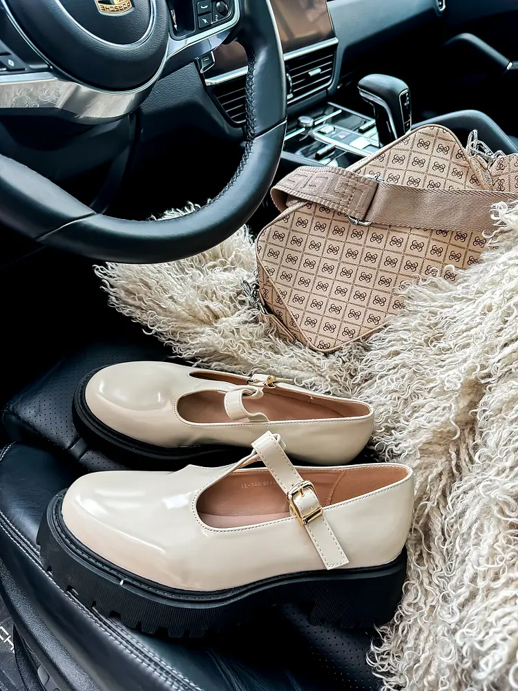 Lakkozott női félcipő LYNDA - next