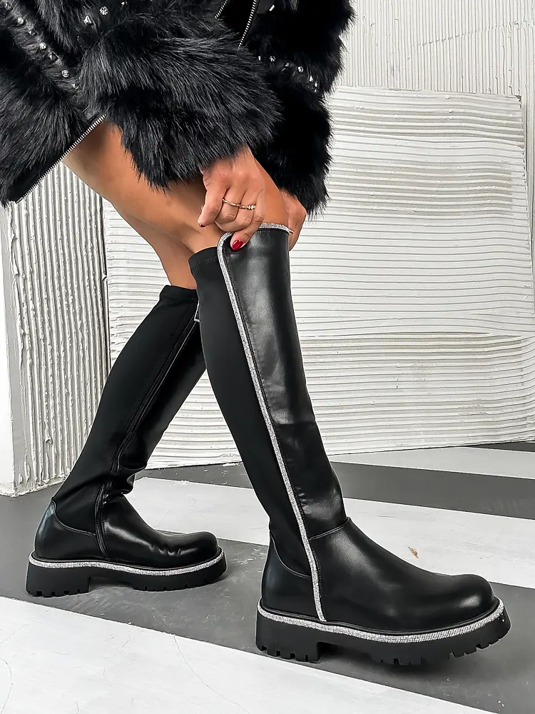 Magasszárú csizma ezüst színű disszel ROYA