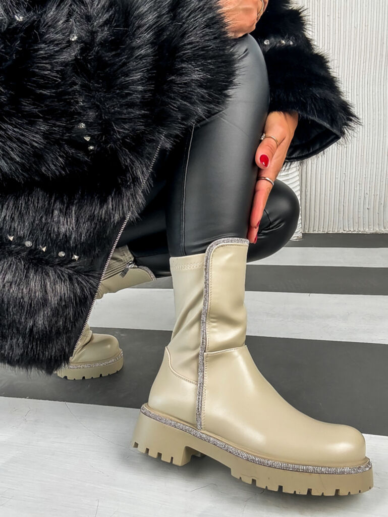 Bokacsizma ezüst színű disszel MADINA - next