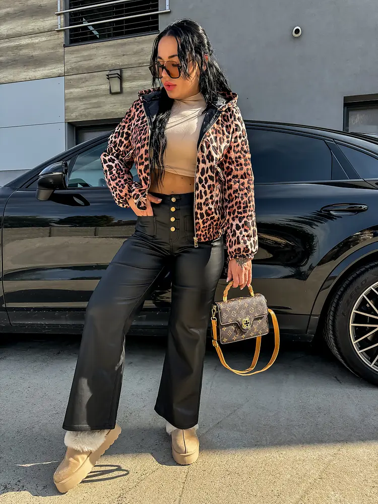 Magas derekú műbőr wide-leg nadrág arany színű gombokkal 